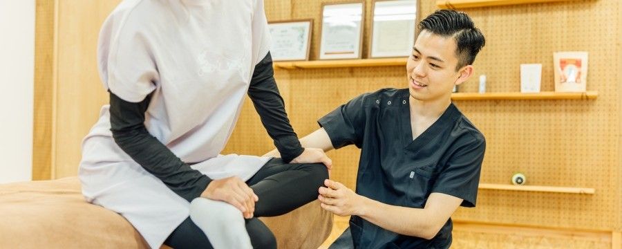 整体院EIGHTでセルフケアを案内している様子
