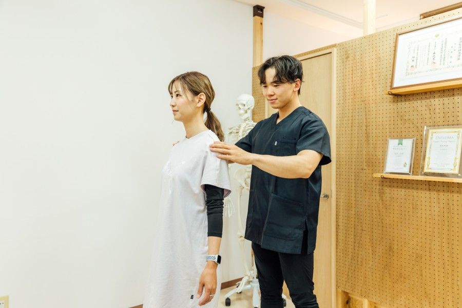 整体院EIGHTで姿勢と動きを確認している様子